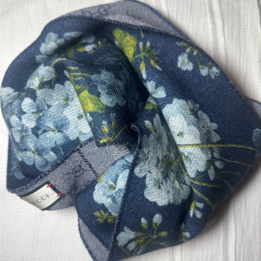 Auth Gucci Blue Floral GG Blooms Hydrangea Double Sided GG Jacquard Wool Scarf - Picture 3 of 16